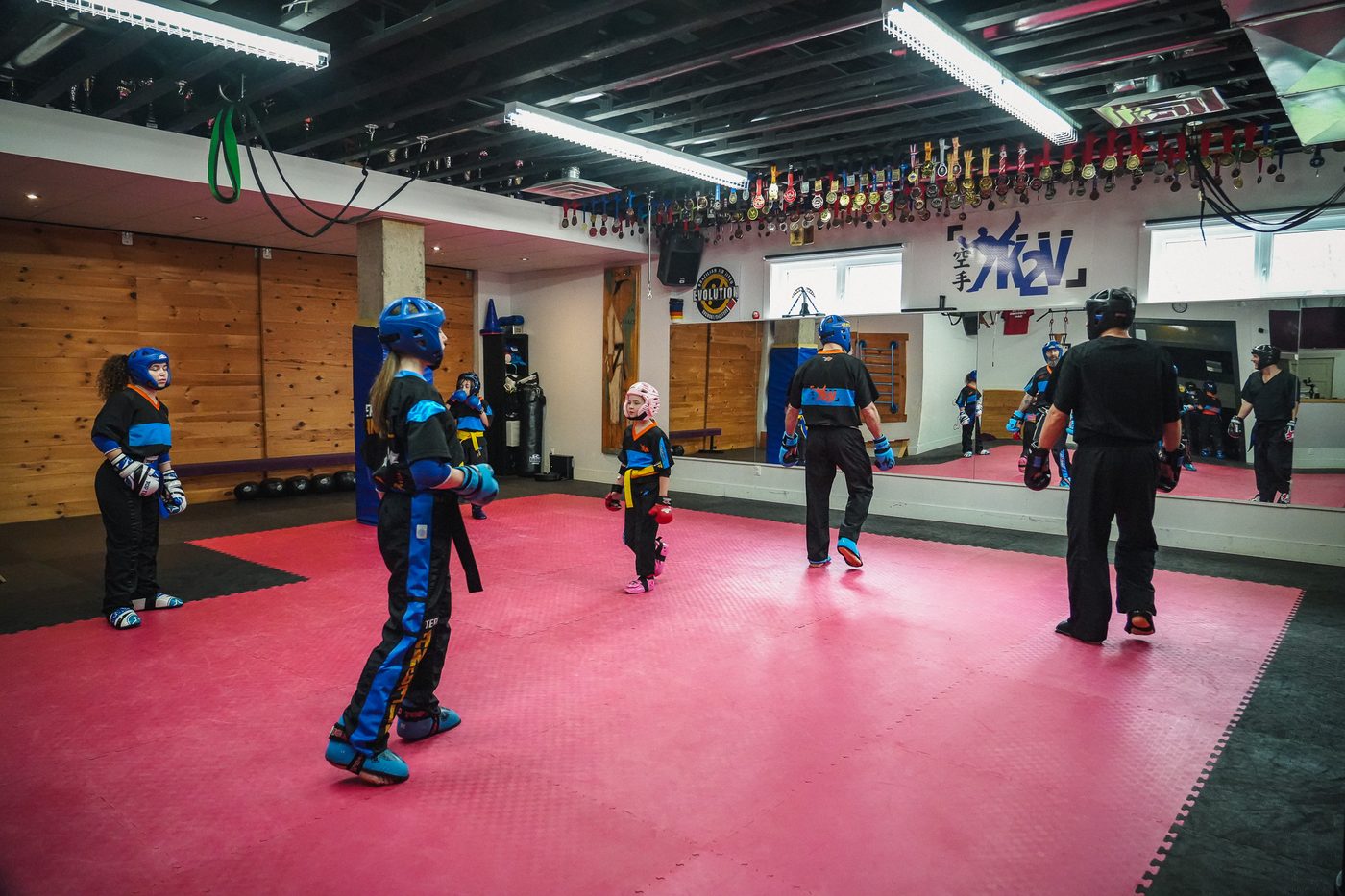 Vue d'ensemble du dojo pendant un cours de kickboxing des jeunes