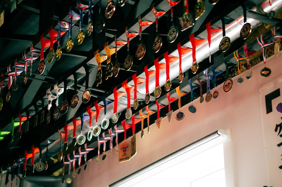Des dizaines de médailles suspendues au plafond du dojo