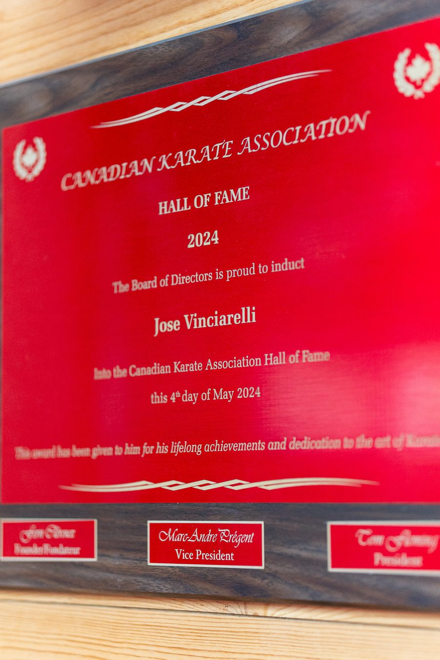 Plaque du Temple de la renommée 2024 de la Canadian Karate Association remise à José Vinciarelli